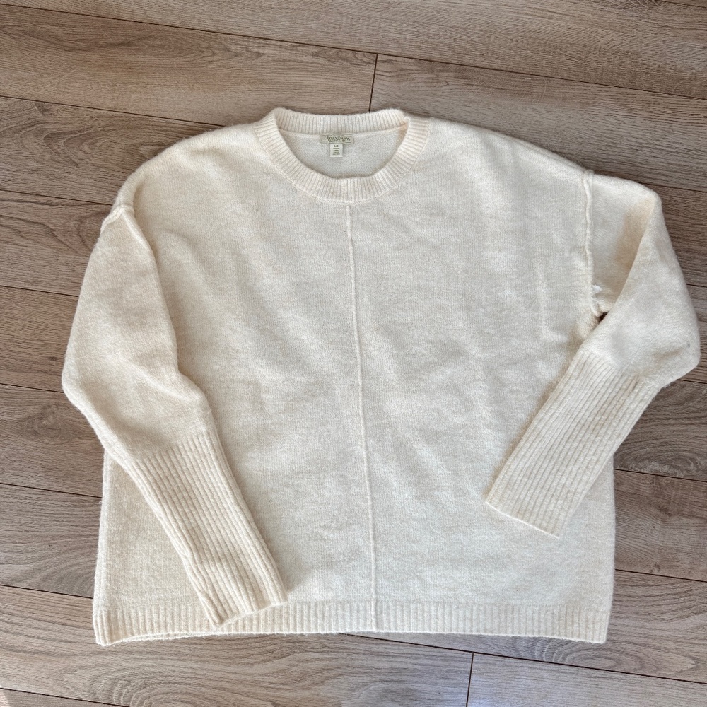Legendary Outfitters Cream Sweater size Large